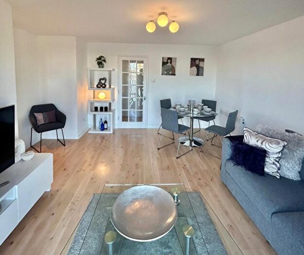 2 Bedroom Flat To Rent In Harlinger Street, London, SE18