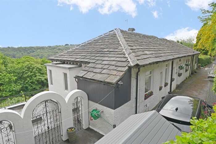 4 Bedroom Semi-Detached House For Sale In New Lane, Halifax, HX3