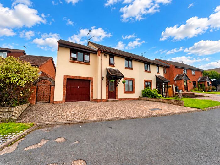 3 Bedroom Semi-Detached House To Rent In Harrison Close, Newnham-On-Severn, GL14