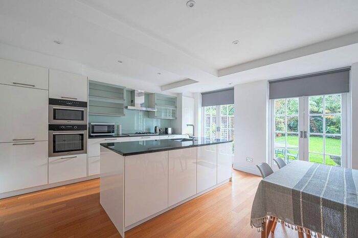 4 Bedroom Property To Rent In Charnwood Place, Whetstone, London, N20