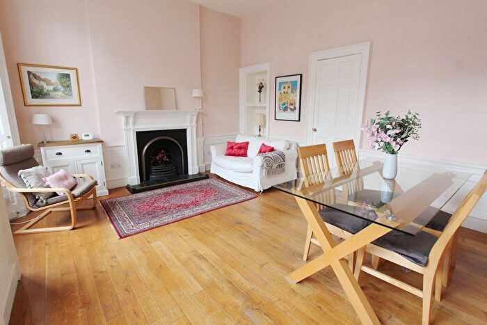 2 Bedroom Flat To Rent In Broughton Place, Edinburgh, EH1