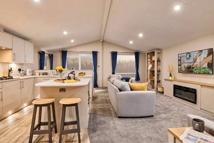 2 Bedroom Mobile/park Home For Sale In Hornsea Road, Skipsea, Driffield, YO25