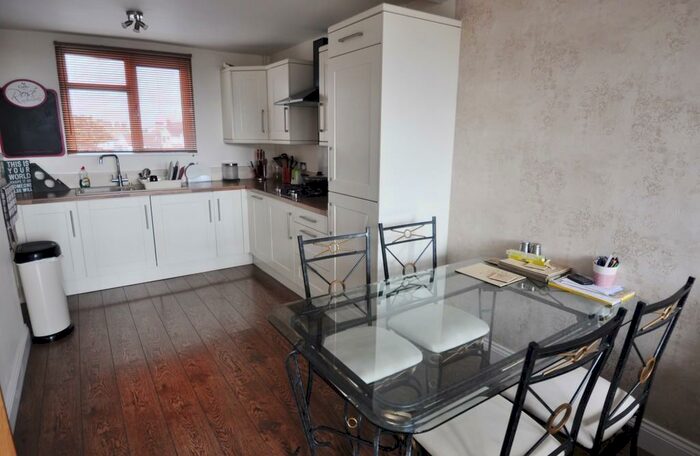 2 Bedroom Flat To Rent In Westcliff-on-Sea, Essex, SS0