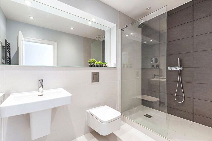 2 Bedroom Flat To Rent In French Yard, Bristol, Somerset, BS1