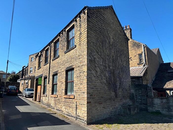 4 Bedroom Detached House For Sale In Greenhead Road, Huddersfield, HD1