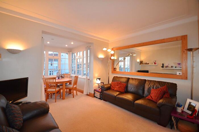 2 Bedroom Flat To Rent In Hillside Crescent, Leigh-On-Sea, SS9
