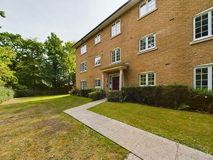 2 Bedroom Flat For Sale In Fernhill Place, Sherfield-On-Loddon, RG27