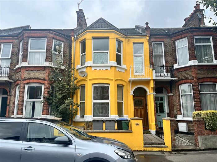 2 Bedroom Flat For Sale In Bathurst Gardens, Kensal Rise, NW10