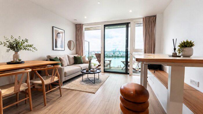 2 Bedroom Flat For Sale In Woodberry Down, Finsbury Park, N4