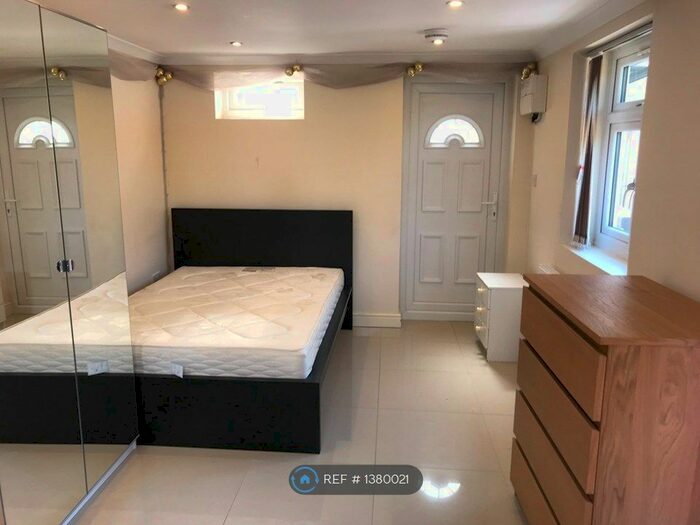 Studio To Rent In Great South West Road, Hounslow, TW4