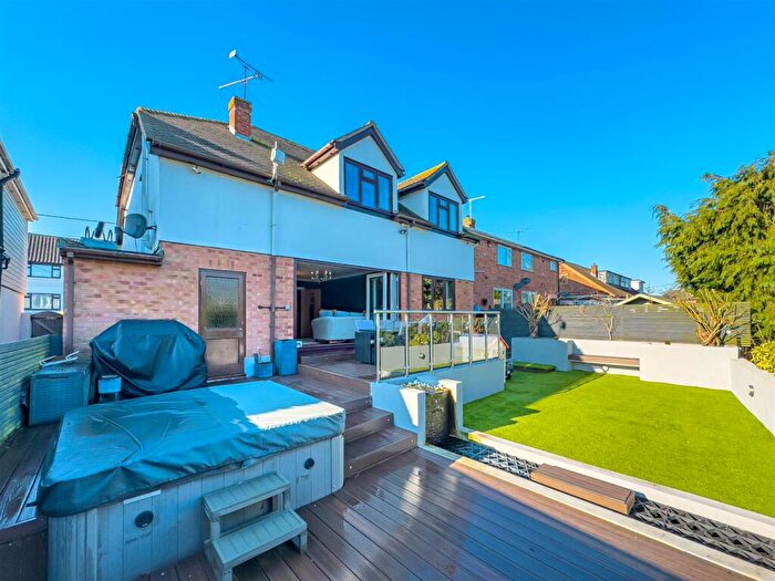 4 Bedroom Detached House For Sale In Bullwood Approach, Hockley, SS5