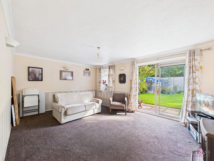 5 Bedroom Semi-Detached House For Sale In Marsh Gardens, Cheltenham, GL51