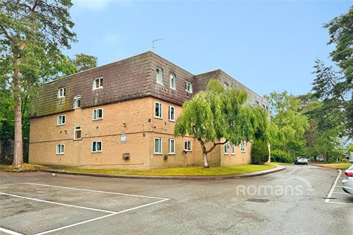 1 Bedroom Flat For Sale In Woodlands Court, Owlsmoor, Sandhurst, GU47