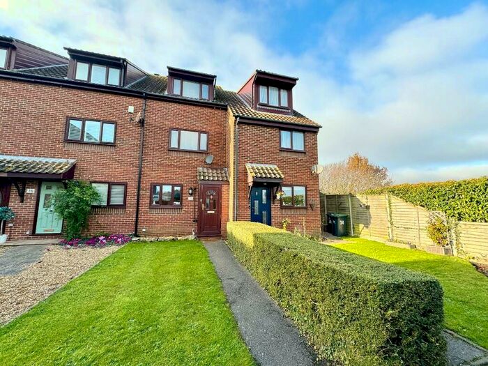 3 Bedroom Town House To Rent In Willow Way, Christchurch, Dorset, BH23