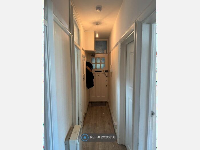 2 Bedroom Flat To Rent In Warwick Court, London, N11