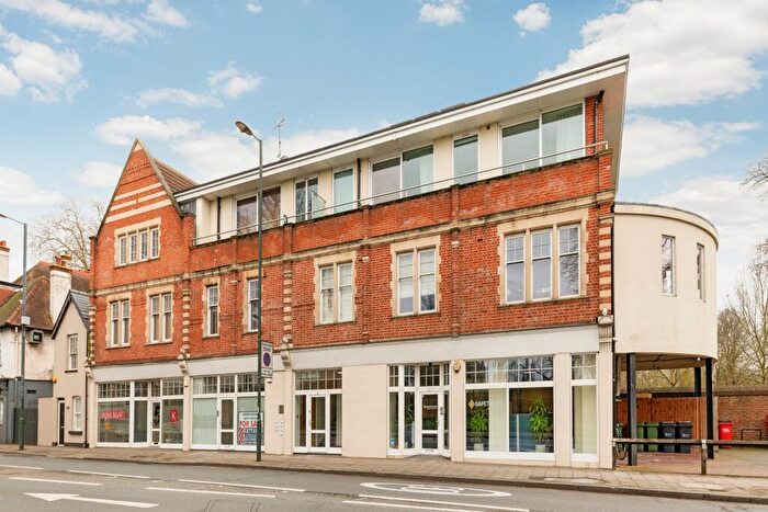 1 Bedroom Apartment To Rent In Hampton Court Road, Hampton Wick, KT1