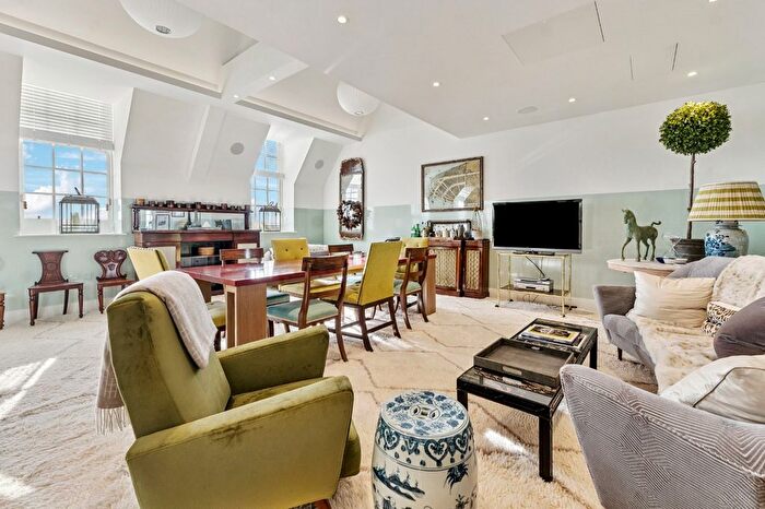 3 Bedroom Flat To Rent In Richmond Hill, Richmond, TW10