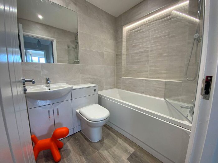 1 Bedroom Flat To Rent In Castleview Gardens, High Wycombe, HP12