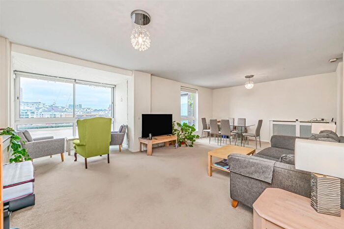 2 Bedroom Flat To Rent In Vicarage Crescent, Battersea, SW11