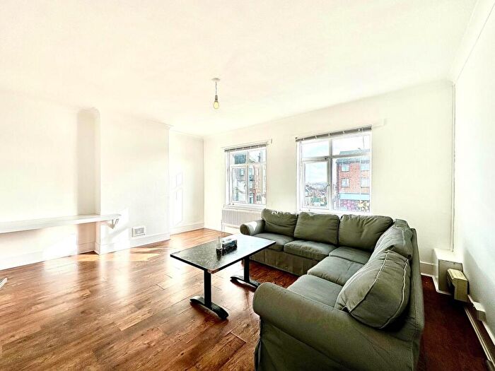 2 Bedroom Flat To Rent In Woodhouse Road, North Finchley, London, N12