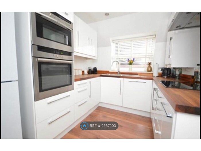 2 Bedroom Flat To Rent In Raphael Court, Romford, RM1