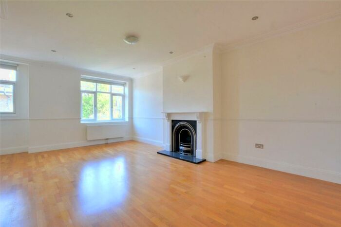 3 Bedroom Apartment To Rent In Cresswell Park, Blackheath, London, SE3