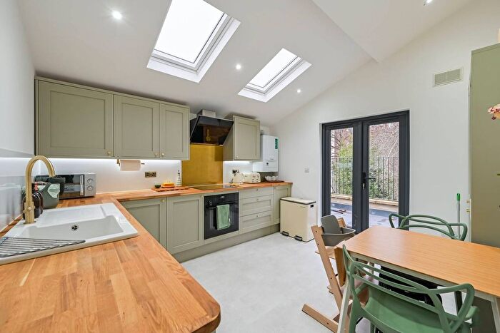 2 Bedroom Flat To Rent In Ashmount Road, Archway, London, N19