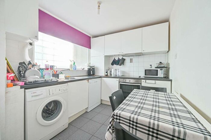 3 Bedroom Flat To Rent In Dickens Estate, Bermondsey, London, SE16