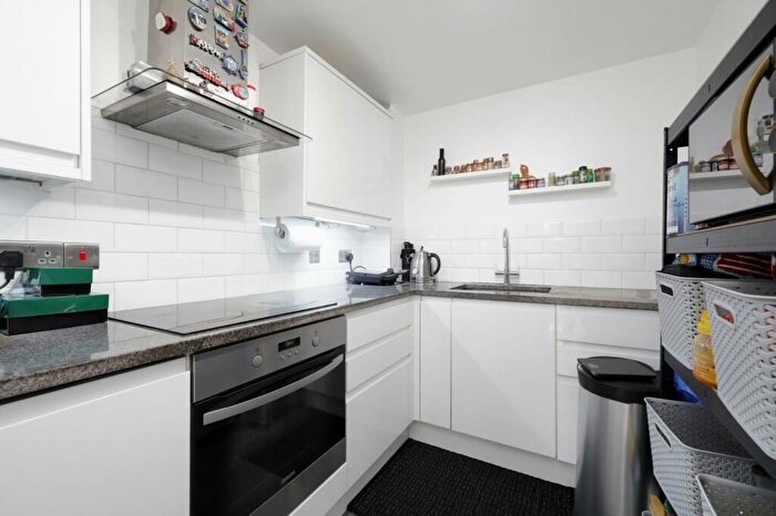 1 Bedroom Flat To Rent In Sydenham Avenue, N21