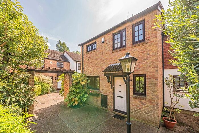 3 Bedroom Property To Rent In The Farthings, Kingston Upon Thames, KT2