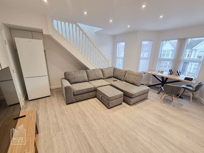 3 Bedroom Flat To Rent In Park Avenue, Enfield, N13