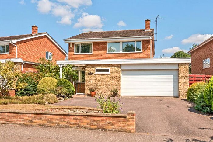 4 Bedroom Detached House For Sale In Tyne Crescent, Bedford, MK41