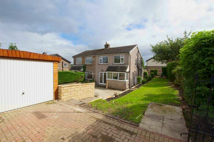 3 Bedroom Detached House To Rent In The Fairway, Bradshaw, Halifax, HX2