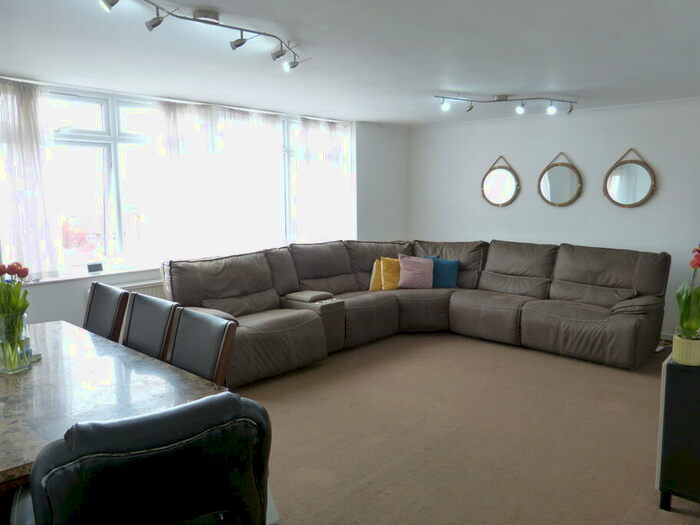 2 Bedroom Apartment To Rent In Golders Green Road, London, NW11