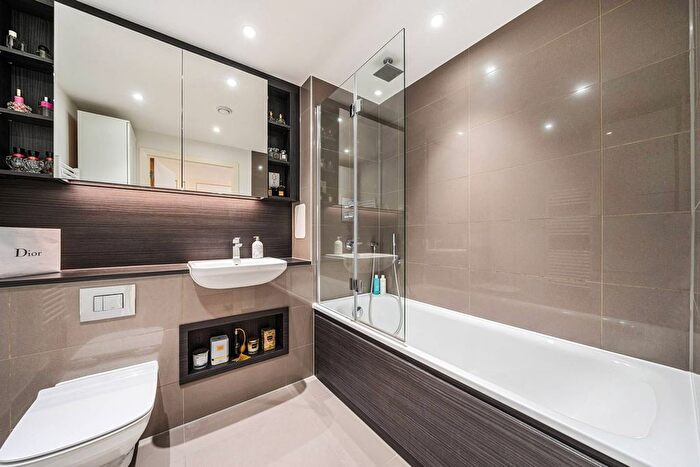 2 Bedroom Flat For Sale In Telegraph Avenue, Greenwich, London, SE10