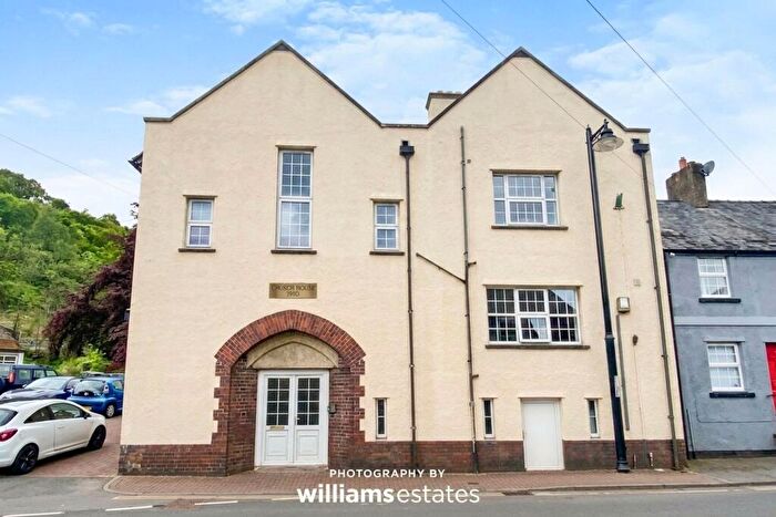 5 Bedroom End Of Terrace House For Sale In London Road, Church House London Road, LL21