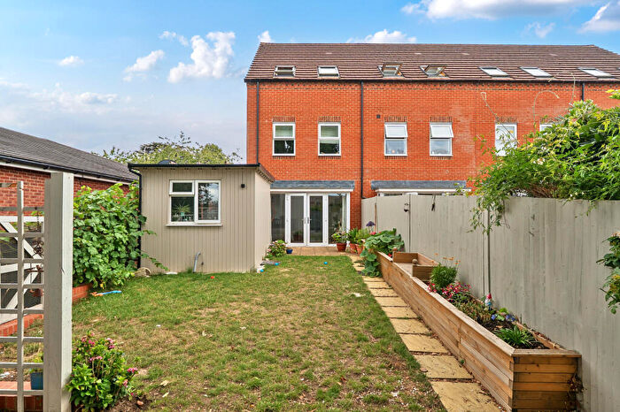 3 Bedroom House For Sale In Odiham Drive, Newbury, RG14