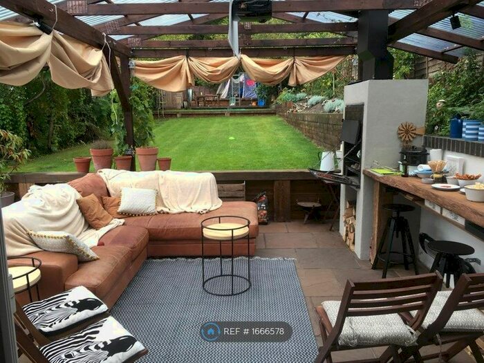 2 Bedroom Bungalow To Rent In Dartford Road, Farningham, Dartford, DA4