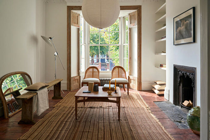2 Bedroom Ground Maisonette For Sale In Parkholme Road, Hackney, E8