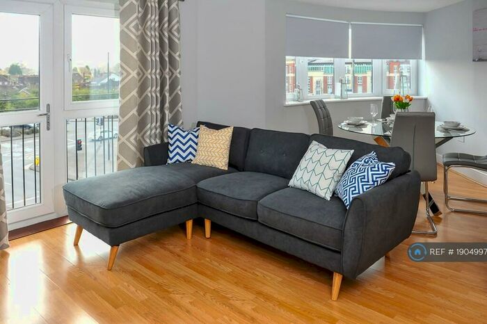 2 Bedroom Flat To Rent In Pavilions, Windsor, SL4