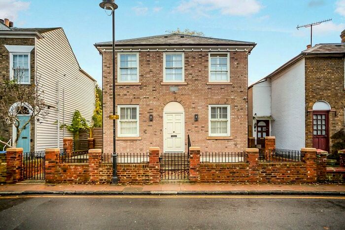 Studio To Rent In South Road, Faversham, Kent, ME13