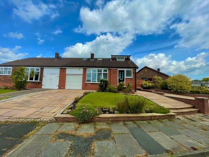3 Bedroom Semi-Detached Bungalow To Rent In Bee Hive Green, Westhoughton, Bolton, BL5