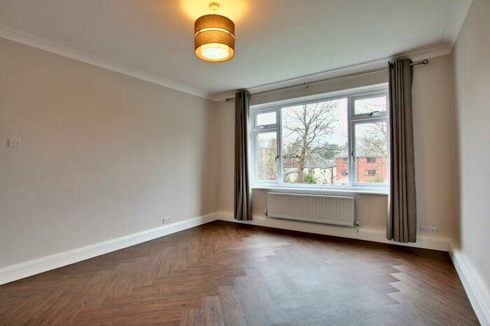 2 Bedroom Apartment To Rent In Beckenham Grove, Bromley, BR2