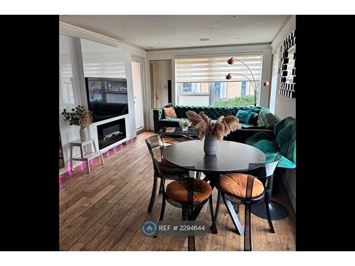 2 Bedroom Flat To Rent In Peachey House, London, SW18