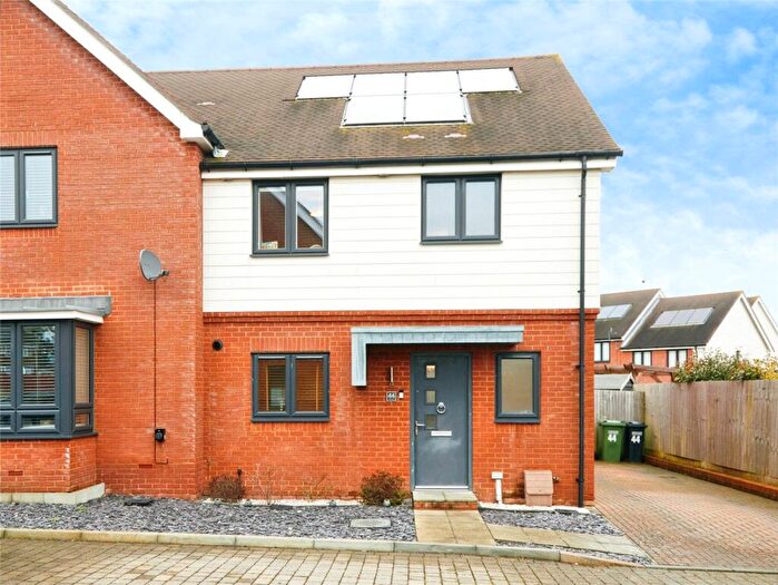 3 Bedroom Semi Detached House For Sale In Claypit Copse, Bursledon, Southampton, Hampshire, SO31