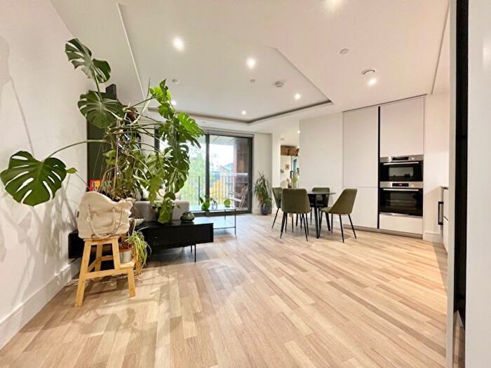 1 Bedroom Flat To Rent In Brigade Court, Southwark Bridge Road, SE1