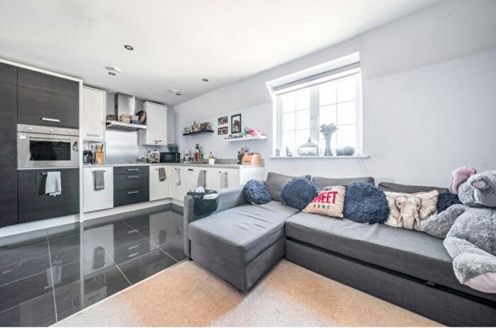 2 Bedroom Apartment To Rent In Flycatcher Keep, RG12