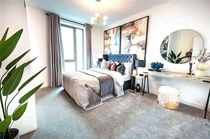 2 Bedroom Flat For Sale In The Lock, Greenford Quay, Greenford, UB6