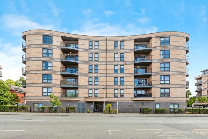 2 Bedroom Apartment For Sale In Windsor Road, Slough, SL1