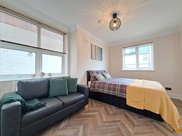 2 Bedroom Flat To Rent In Palmerston Road, Walthamstow, E17